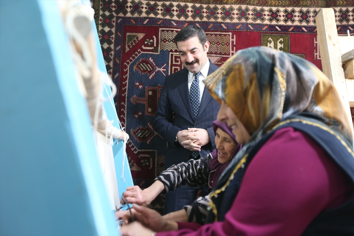 Kars\'ta kadın kooperatifi halı dokumacılığını canlandırıyor