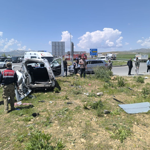 Van'da aynı aileden 4 kişi kazada öldü