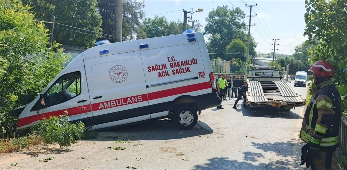 Kandıra\'da Ambulans Kazası: 3 Yaralı