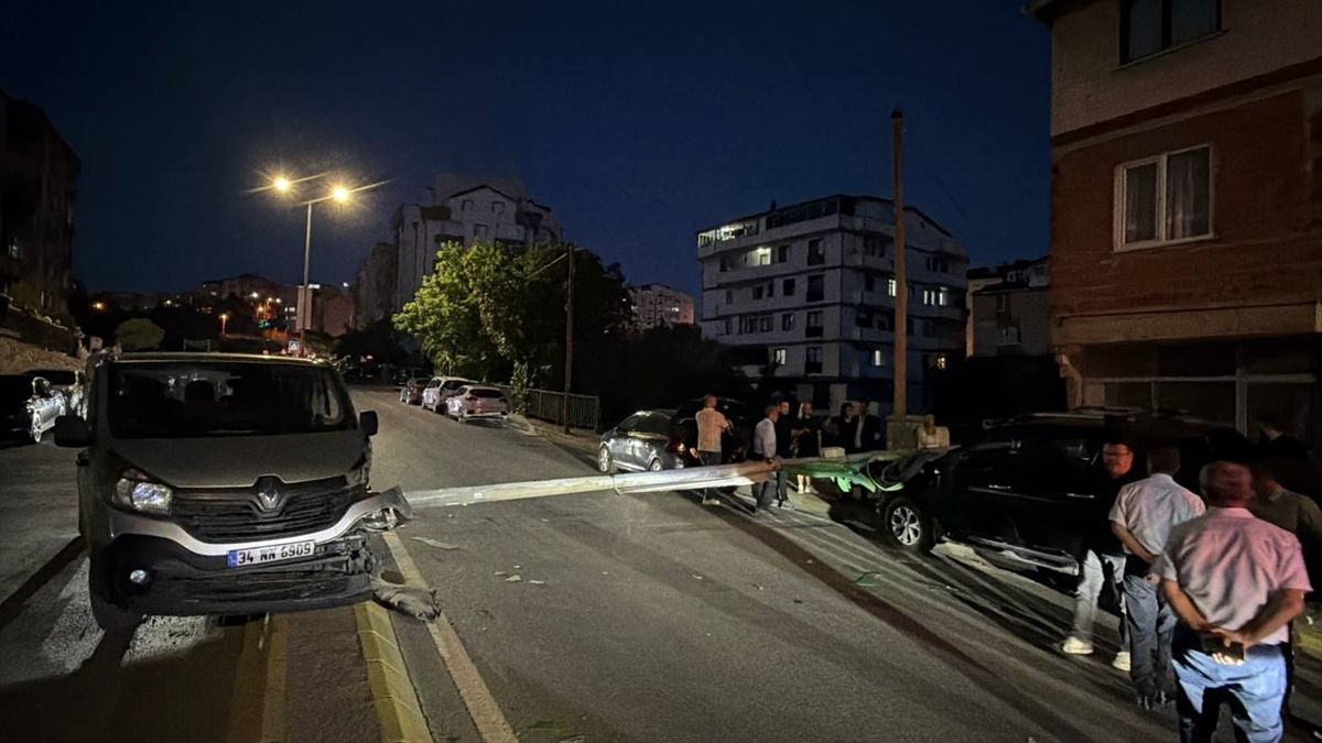 Panelvan Aydınlatma Direğine Çarpınca Hasar Oluştu