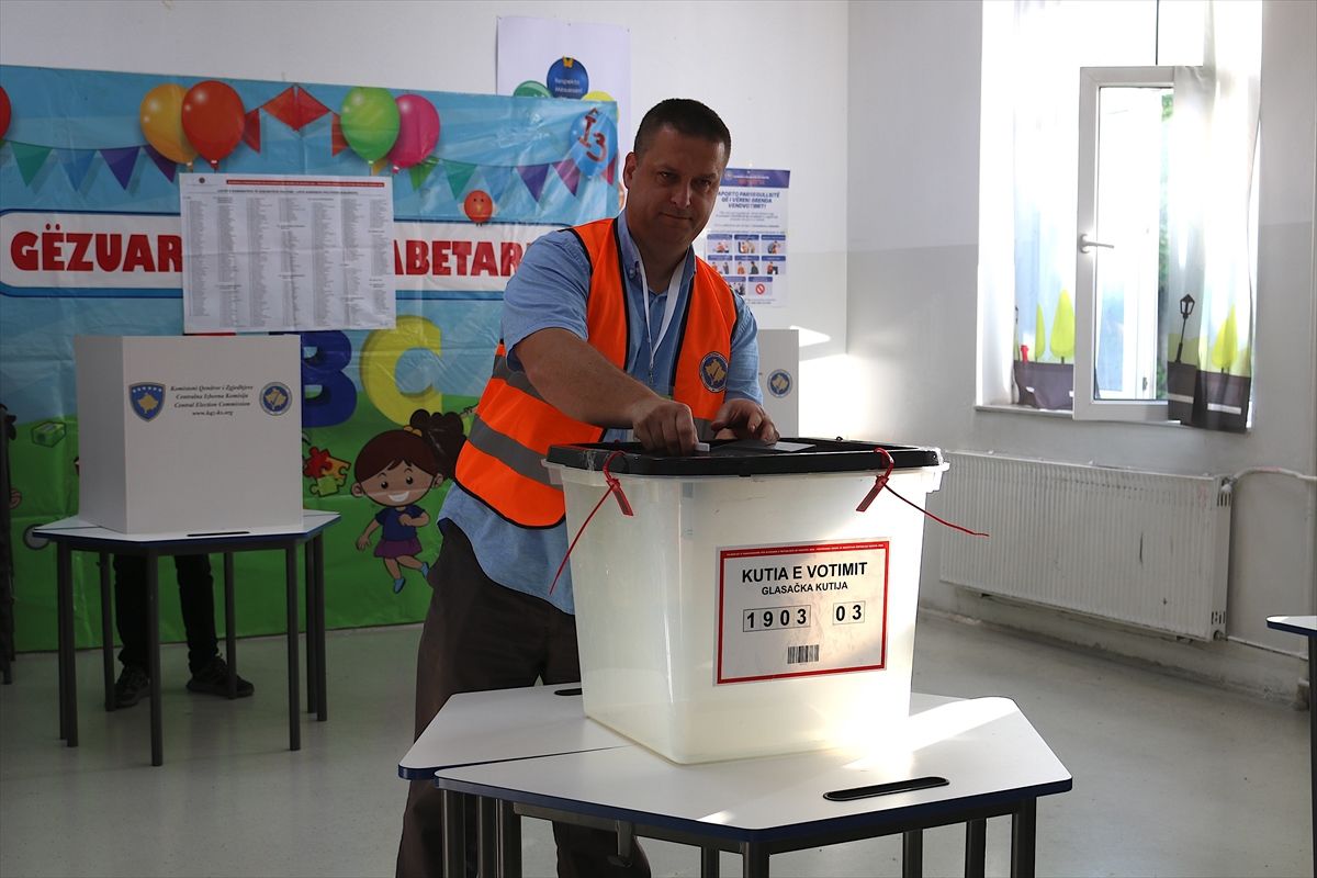 Kosova\'da Erken Seçimler Başladı