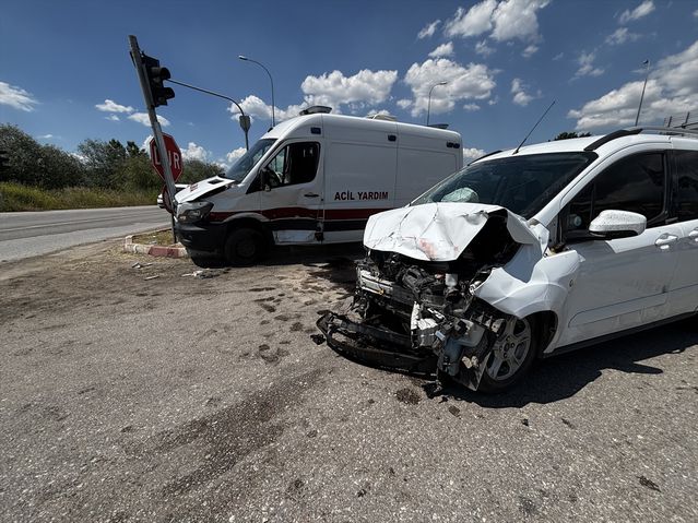 Tavşanlı'da Ambulans ile Araç Çarpıştı: 7 Yaralı
