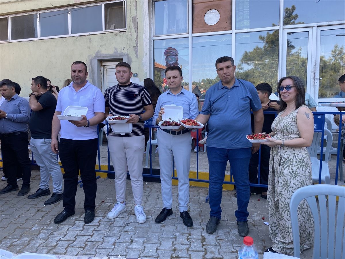 Alaşehir\'de kiraz yeme yarışması: 5 dakikada 1.5 kilo kiraz