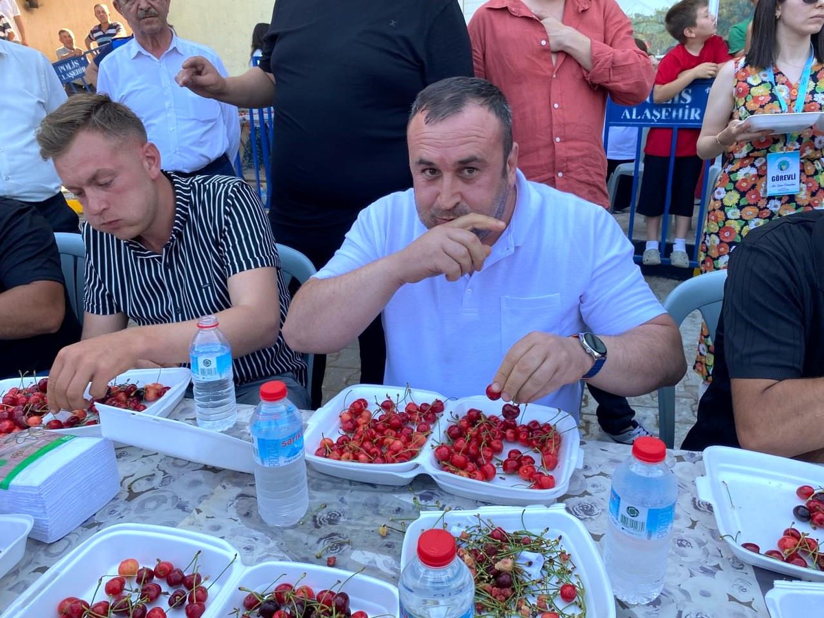 Alaşehir’de kiraz yeme yarışması: 2 gram farkla şampiyon