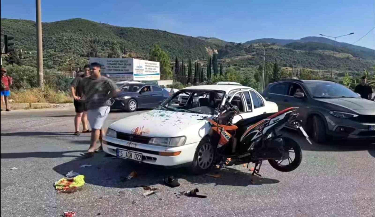 Söke\'de Trafik Kazası: Motosiklet Otomobile Saplandı
