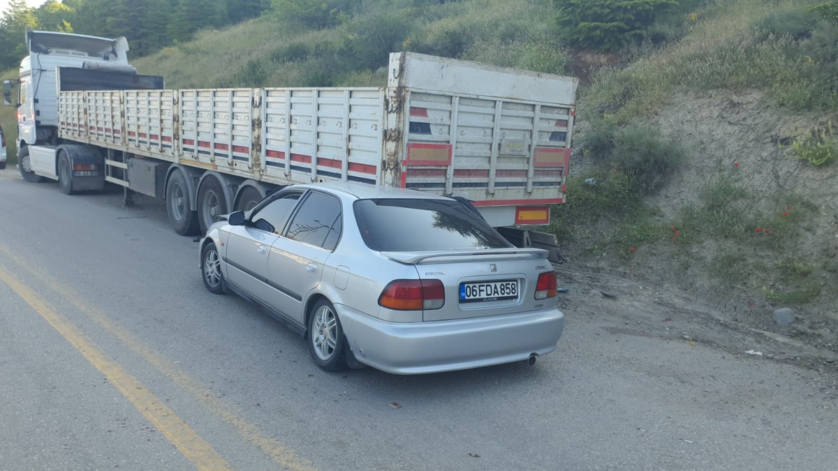 Beypazarı\'nda TIR\'a Çarpan Araçta 4 Yaralı