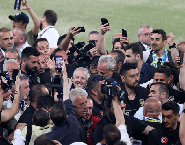 Seçimi kazanan Aziz Yıldırım'dan ilk sözler: Yine aynı çağrıyı yaptı