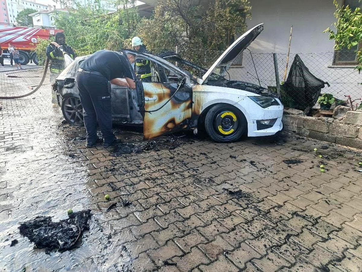 Seyir halindeyken alev topuna döndü, sürücü son anda kendini dışarı atarak kurtuldu
