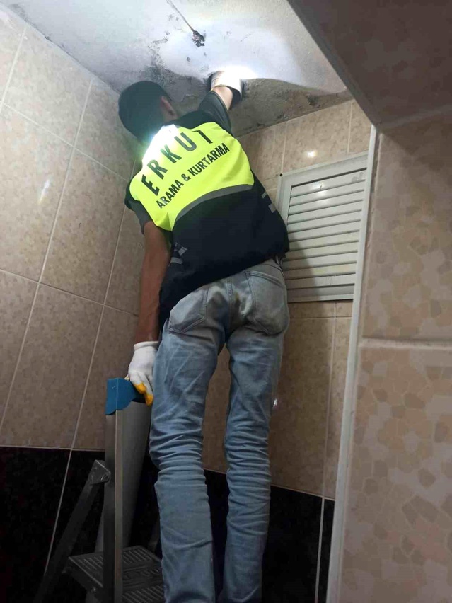 Sıkışan Yavru Kedi Kurtarıldı