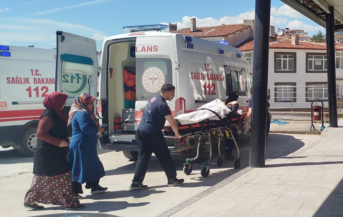 Boyabat\'ta Dereye Yuvarlanan Araçta 3 Yaralı