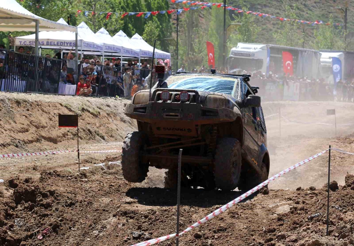 Sivas\'ta off road festivalinde takla atan araç yürekleri ağza getirdi