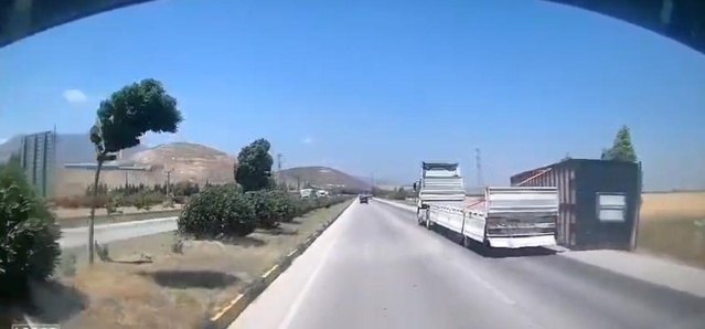 TIR'da yüklü konteyner, fırtınada düştü; o anlar kamerada