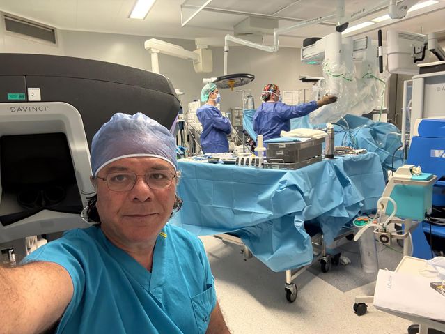 Prof. Dr. Oktar Asoğlu İngiltere'de Canlı Ameliyat Yapacak