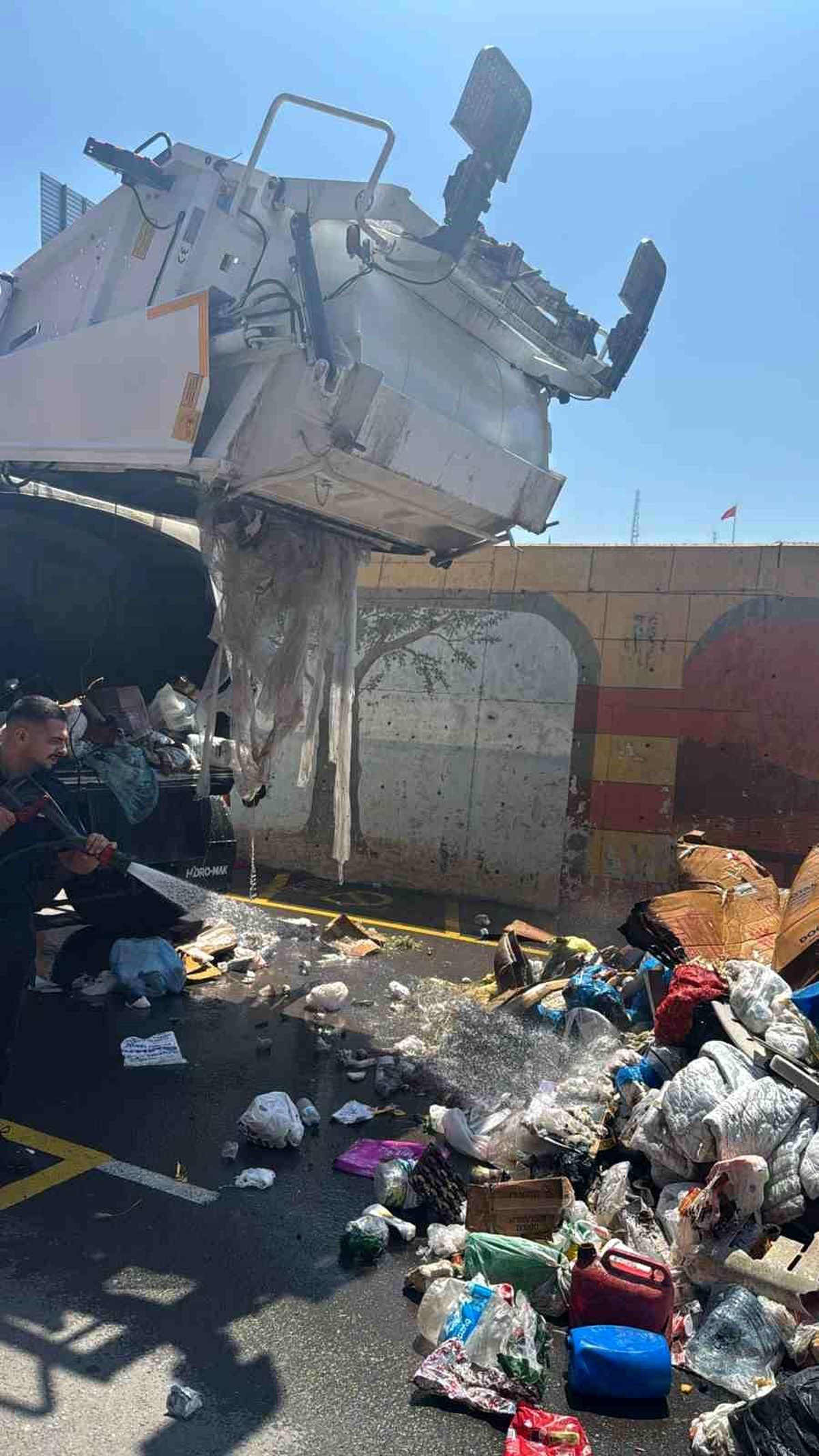 Yalova\'da sürücü yanan çöp kamyonunu itfaiyeye götürdü