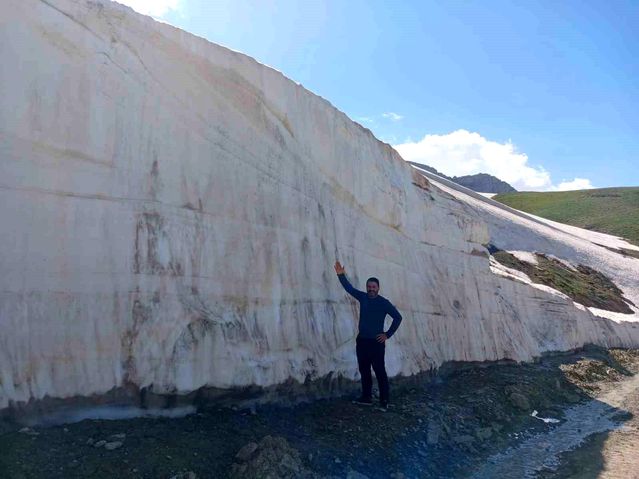 Hakkari'de Haziran'da 5 Metre Kar Sürprizi!