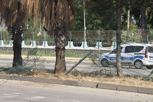 Antalya'da Tel Çite Çarpan Araçta Yaralanma