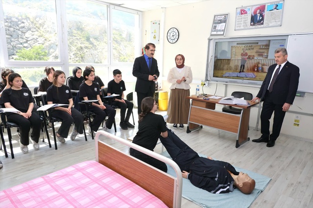 Vali Ergün Teknik Lise’yi Ziyaret Etti