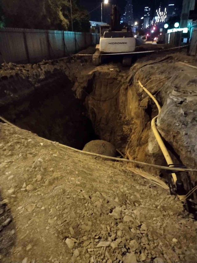 Ataşehir'de Taksi Çukura Düştü