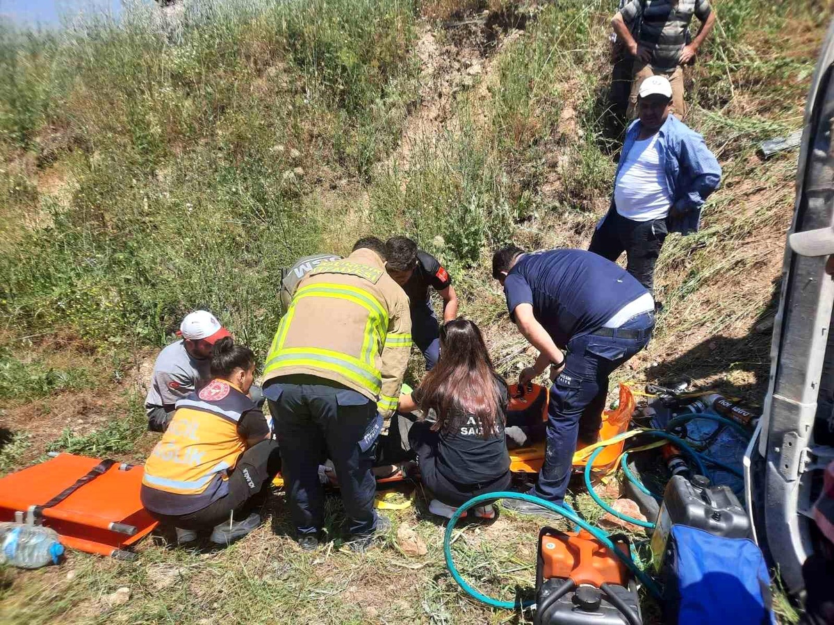Balıkesir\'de kamyon kazasında sürücü itfaiye ekiplerince kurtarıldı