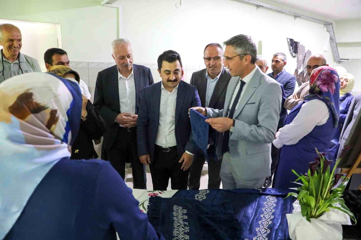 Bayburt’ta yıl sonu giyim sergisi açıldı