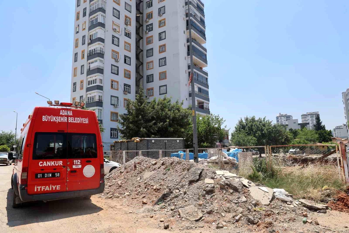 Belediye itfaiye binası için apartmanın istinat duvarını yıktı
