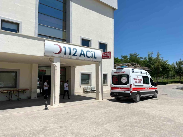 Adıyaman'da Otomobil Şarampole Devrildi: İki Yaralı