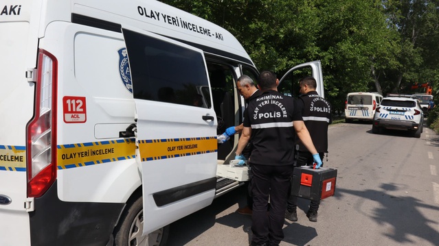 Camları kırık otomobilin arka koltuğunda ölü bulundu