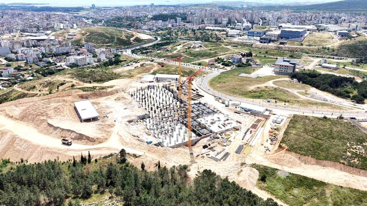 Çayırova Devlet Hastanesi\'nde 200 yataklı, deprem izolatörlü inşaatta kaba yapının yarısına yaklaşıldı