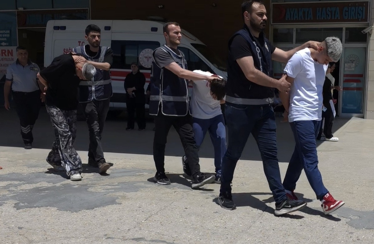 İnegöl\'de Çocuk Parkında Silahlı Saldırı: 10 Yaralı
