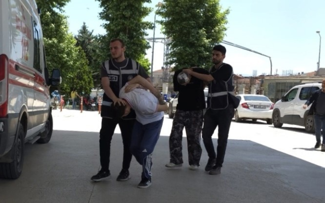 <a class='keyword-sd' href='/cocuk/' title='Çocuk'>Çocuk</a> parkında 10 kişiyi yaralayan saldırganlardan pes dedirten savunma