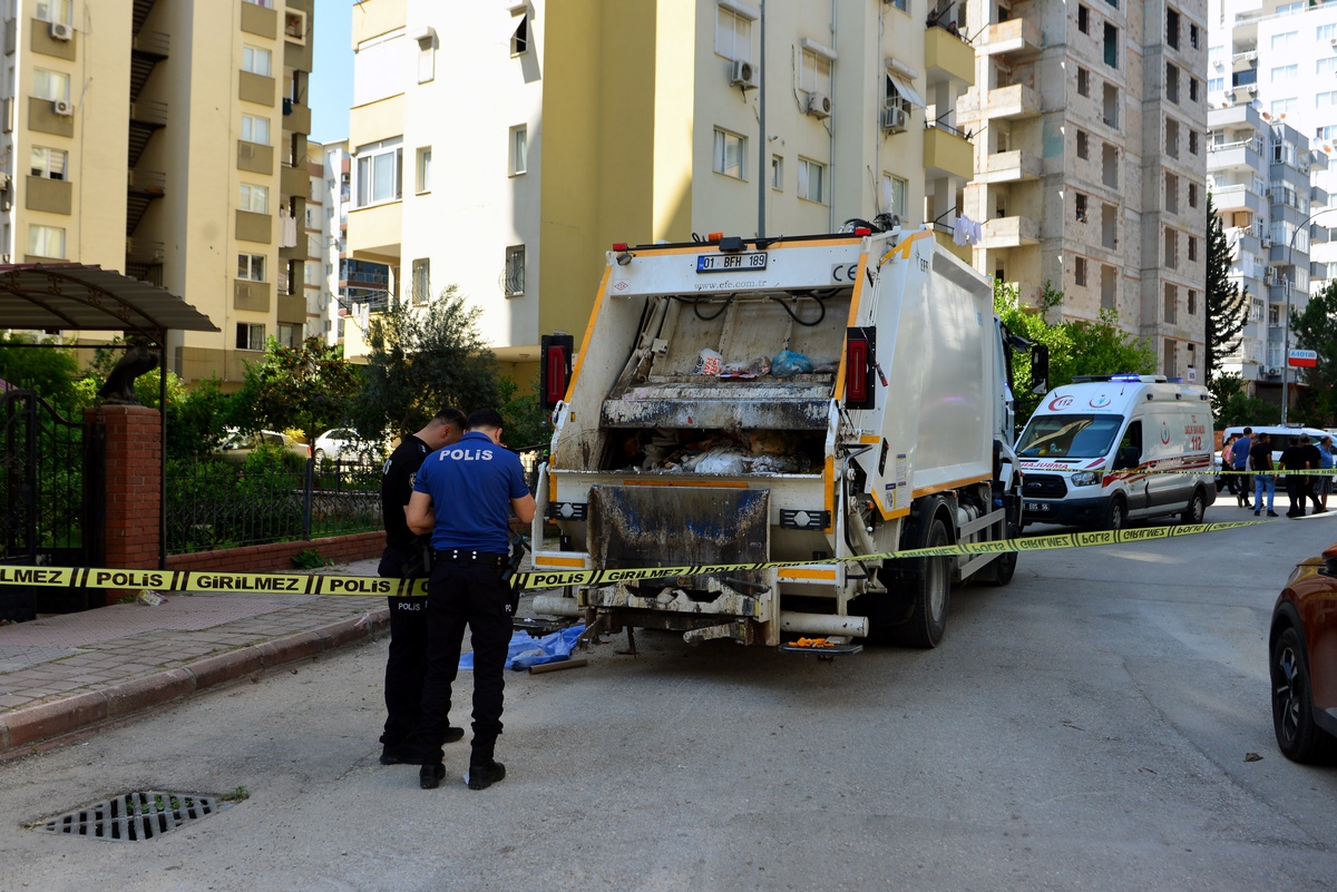 Adana\'da Çöp Kamyonu Kazası: 71 Yaşındaki Kadın Hayatını Kaybetti