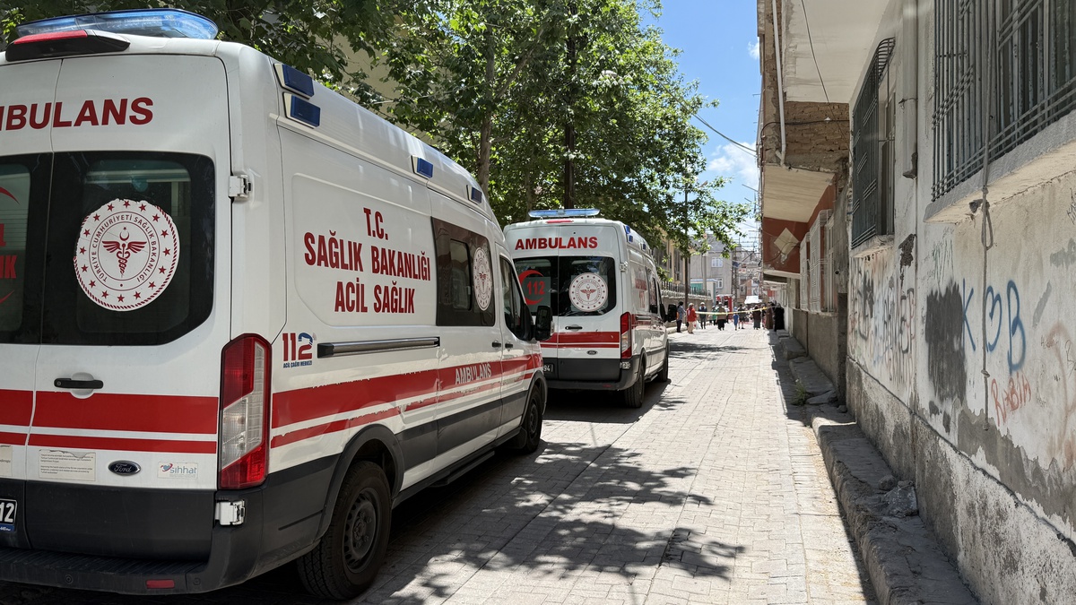 Diyarbakır\'da Yangın: 2 Kişi Dumandan Etkilendi