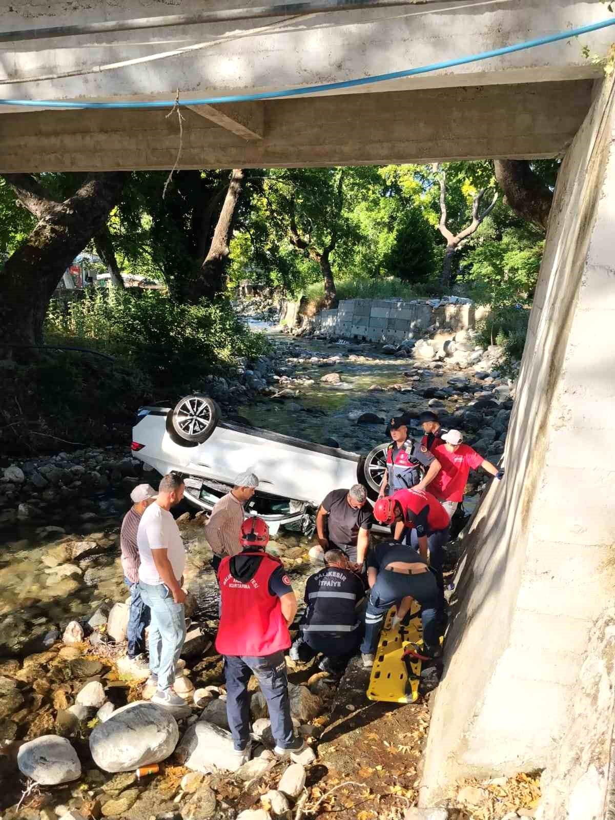 Edremit\'te kontrolden çıkan otomobil dereye uçtu: 1 yaralı