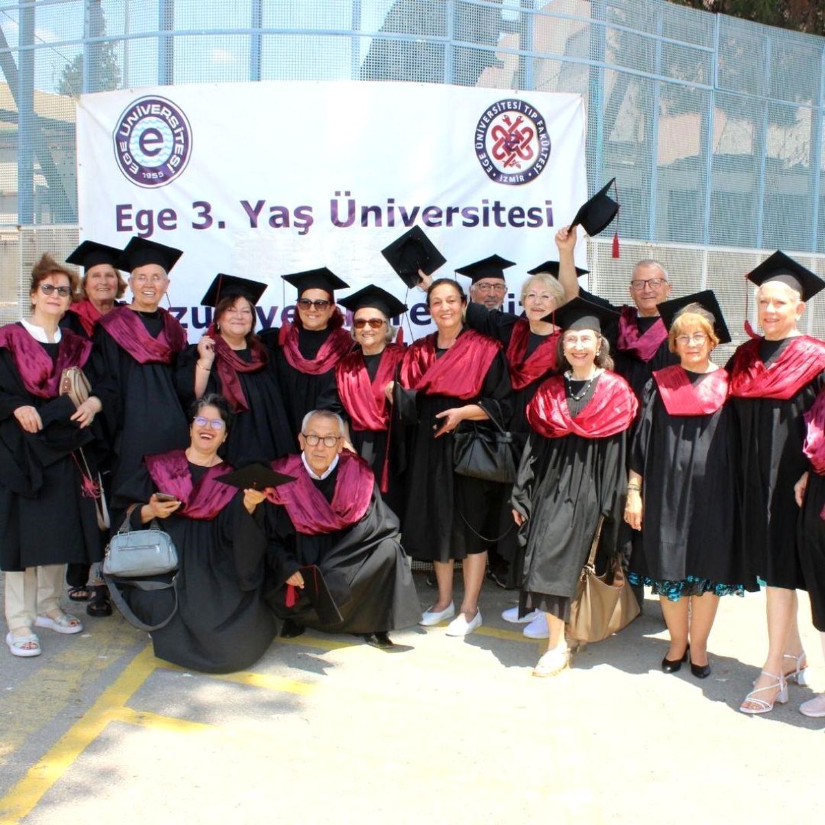 Ege 3. Yaş Üniversitesi\'nde 140 Mezun Coşkusu