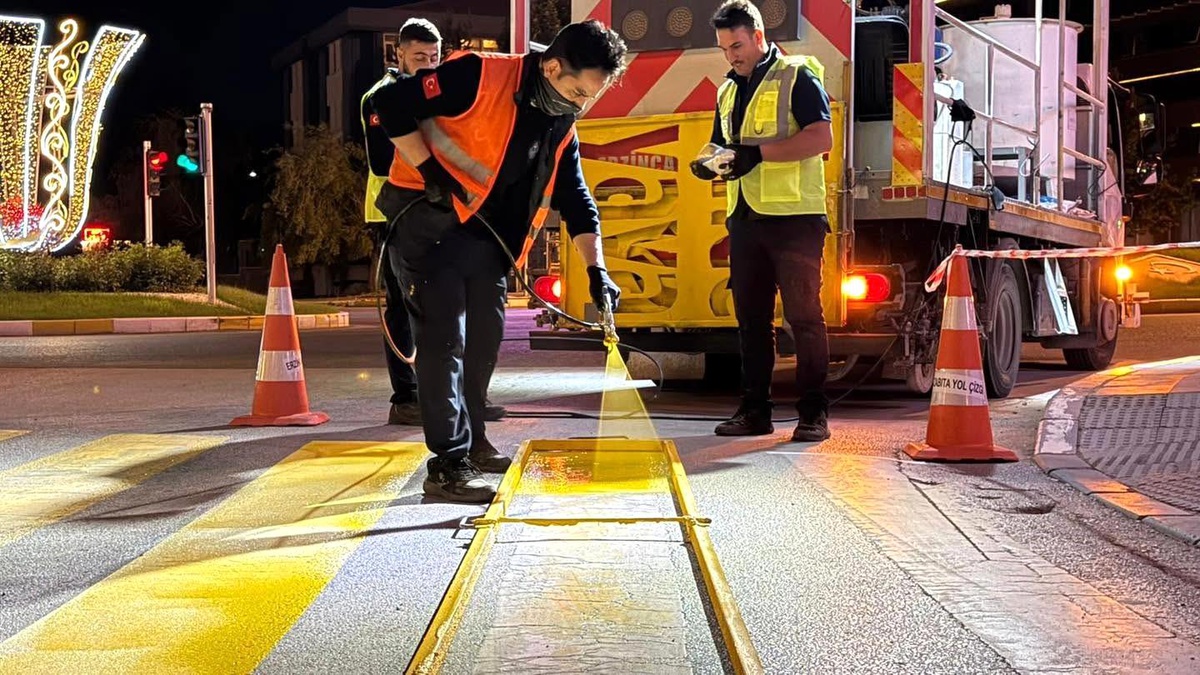 Erzincan\'da yol çizgileri yenileniyor