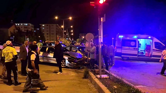 Palandöken'de Trafik Kazası: 2 Yaralı