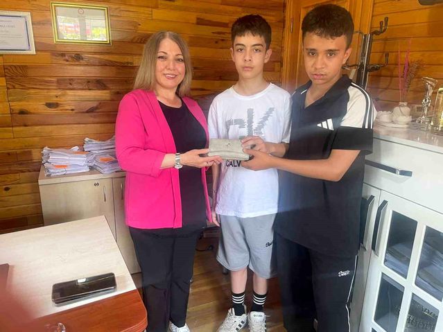 Dürüst Çocuklar Örnek Davranış Sergiledi