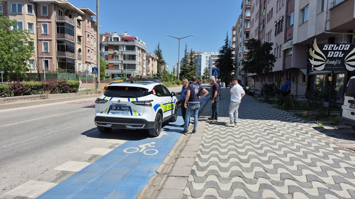 Otomobil bisikletliye çarptı: 84 yaşındaki adam ağır yaralı