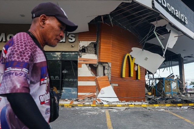 Filipinler'de 7,8 Büyüklüğünde Deprem