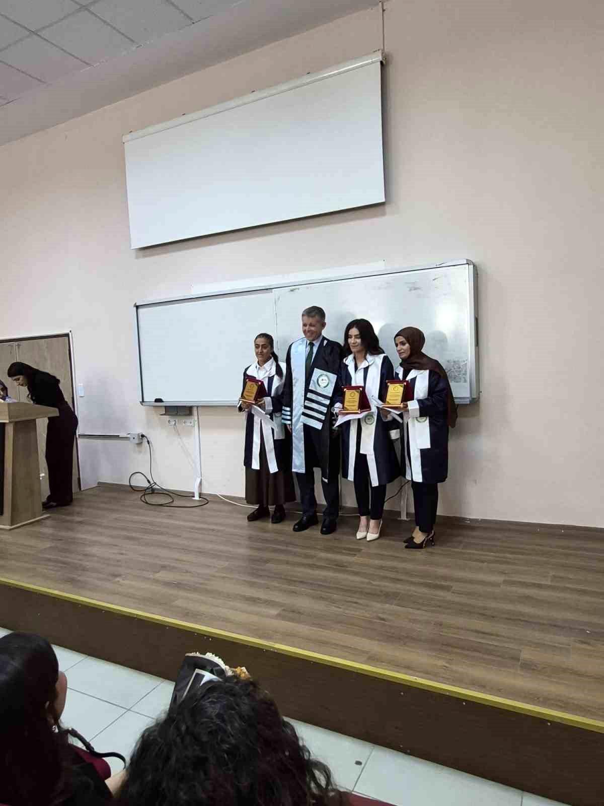 Türk Dili ve Edebiyatı Bölümü\'nde Mezuniyet Töreni