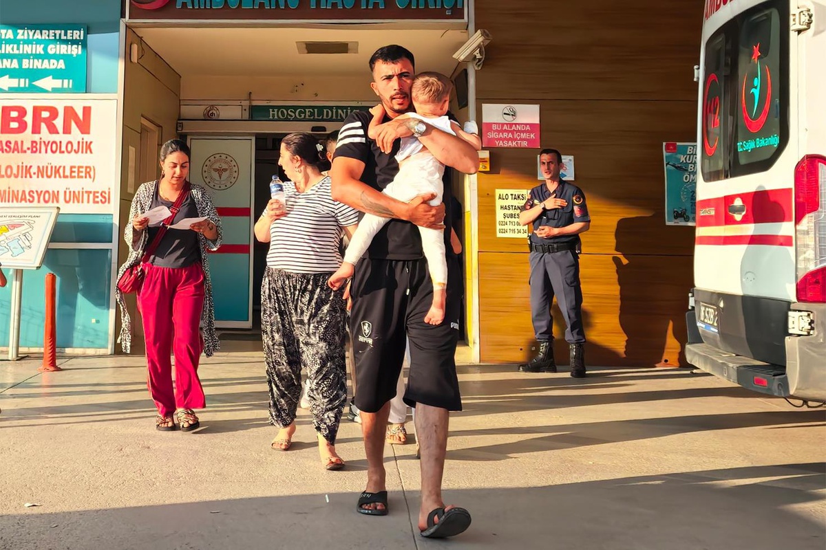 Facia ucuz atlatıldı, mangal ateşine düşen 2 yaşındaki çocuk yaralandı