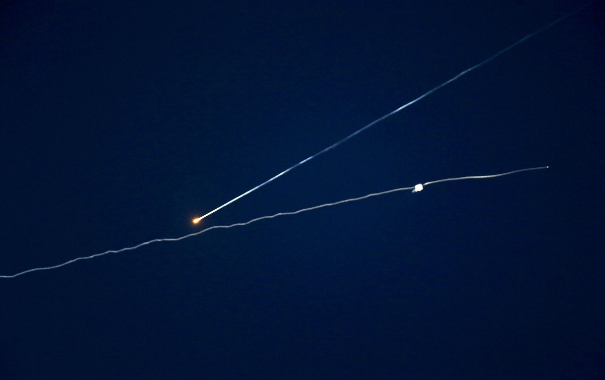 İsrail Ordusu Yemen\'den Fırlatılan Füze Saldırısını Önledi