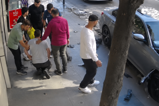 İstanbul'da yayaya çarpan sürücü, yaralıyı bırakıp arabasını kontrol etti