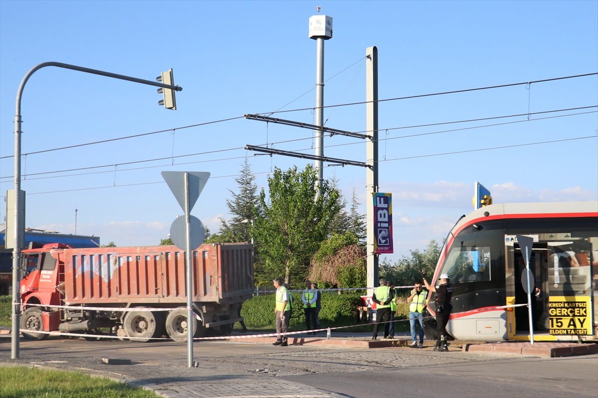Kayseri\'de Tramvay ve Kamyon Çarpıştı