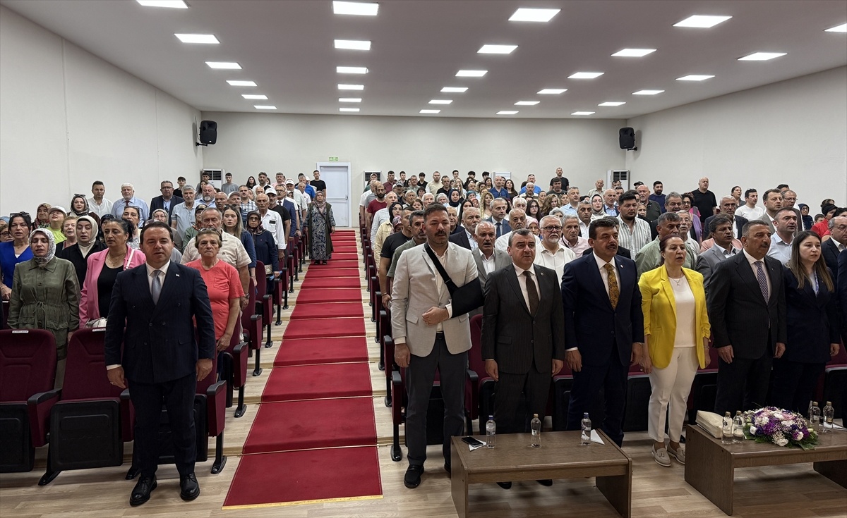 Başkan engelli tiyatrocularla sahneye çıktı