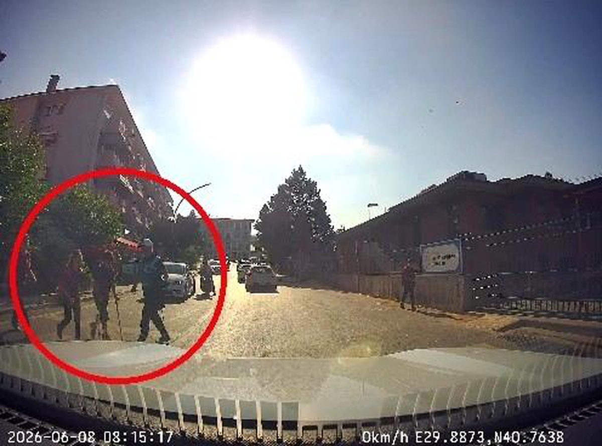 Koltuk değnekli öğrencinin yardımına zabıta personeli koştu