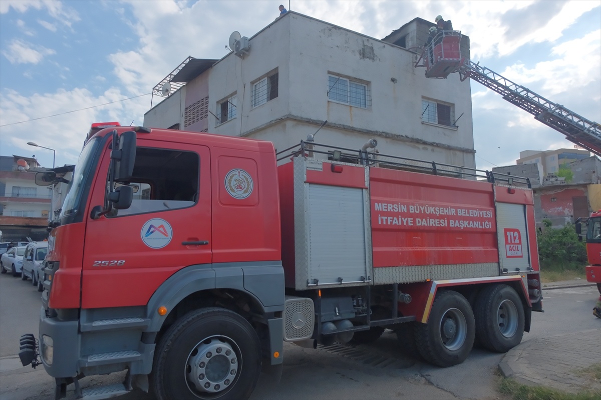 Mersin\'de Bina Damat Yangını Söndürüldü