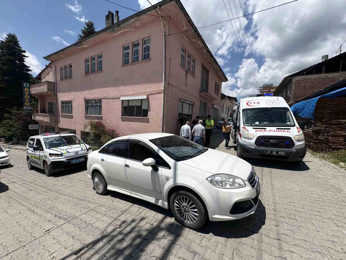 Tosya\'da Çocuk Yola Fırladı, Otomobil Çarptı