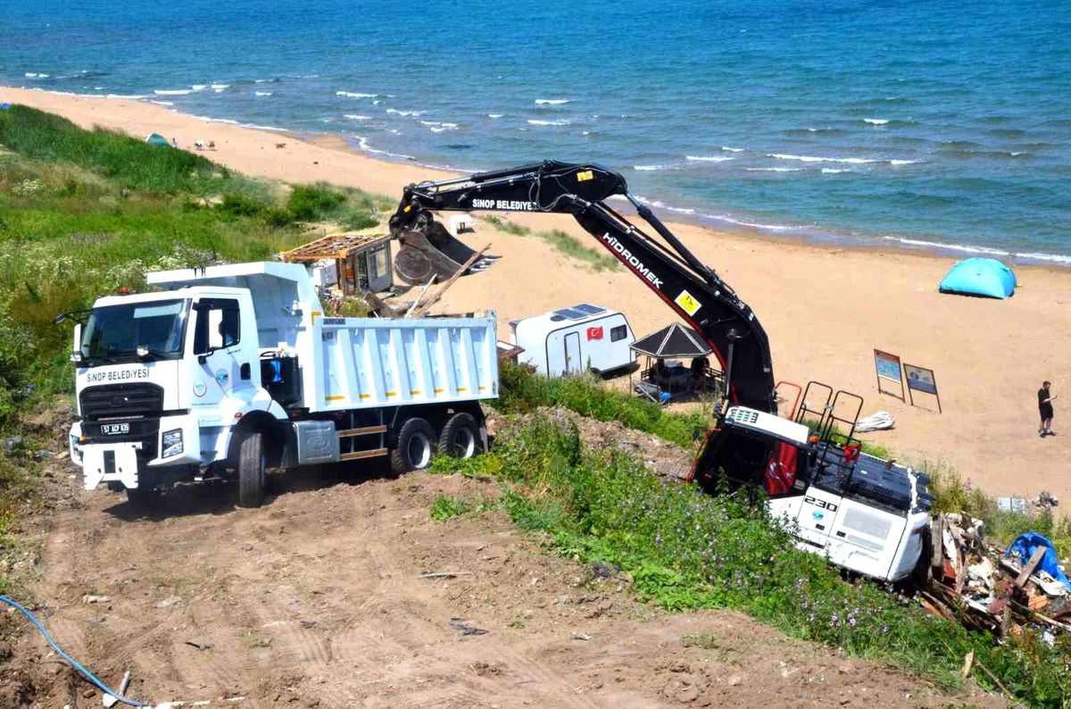 Sinop\'ta sahildeki kaçak yapılara yıkım operasyonu