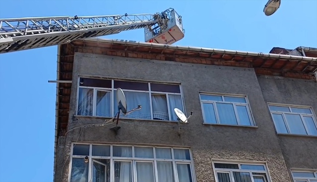 Sultangazi'de Apartman Çatısında Yangın